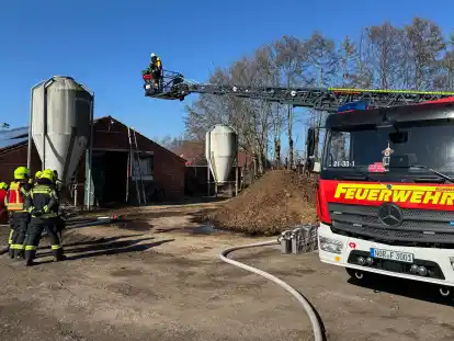 Die Einsatzkr&auml;fte sind am Mittwochvormittag nach Leezdorf ausger&uuml;ckt. Dort brennt ein Teilgeb&auml;ude eines landwirtschaftlichen Betriebs.