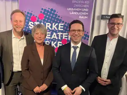 Theaterszene trifft Politik (von links): Matthias K&ouml;hn (Theater Osnabr&uuml;ck) Oldenburgs Intendant Georg Heckel, Landtagspr&auml;sidentin Hanna Naber, Kulturminister Falko Mohrs und der hannoversche Opernintendant Bodo Busse beim &bdquo;Parlamentarischen Abend&ldquo;