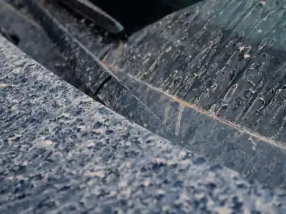 Sahara-Staub legt sich als feiner Film auf Autos ab und kann bei falscher Reinigung Kratzer verursachen.