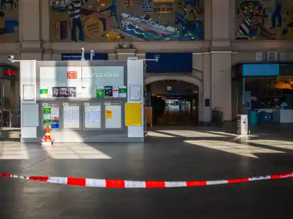 Bombendrohung: Absperrband ist im Bremer Hauptbahnhof zu sehen.