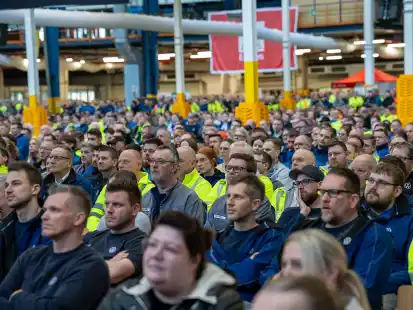 Hoffen auf gute Nachrichten f&uuml;r die Zukunft: Emder VW-Besch&auml;ftigte auf der Betriebsversammlung.