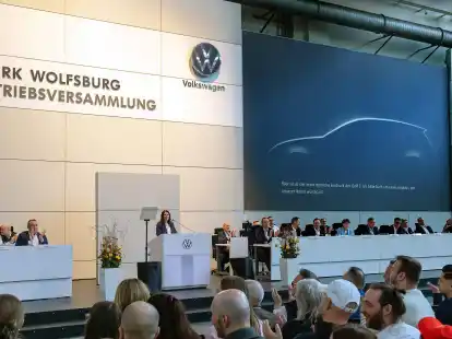 Bei der VW-Betriebsversammlung sind die Umrisse des kommenden Golf 9 erstmals auf der Leinwand zu sehen.