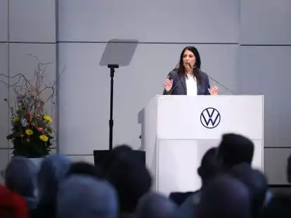 Betriebsratschefin Daniela Cavallo fordert in ihrer Rede klarere Vorgaben f&uuml;r Konzernt&ouml;chter wie Audi und Porsche. (Kevin Nobs/Volkswagen AG/dpa)