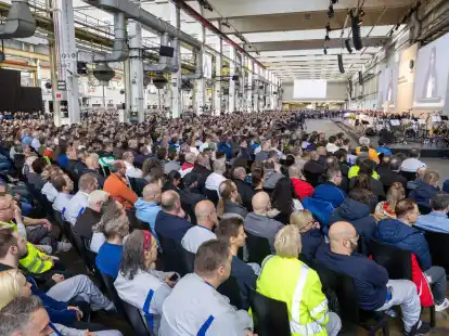 Tausende Mitarbeiterinnen und Mitarbeiter folgen der Versammlung in Halle 11 des Stammwerks. (Kevin Nobs/Volkswagen AG/dpa)