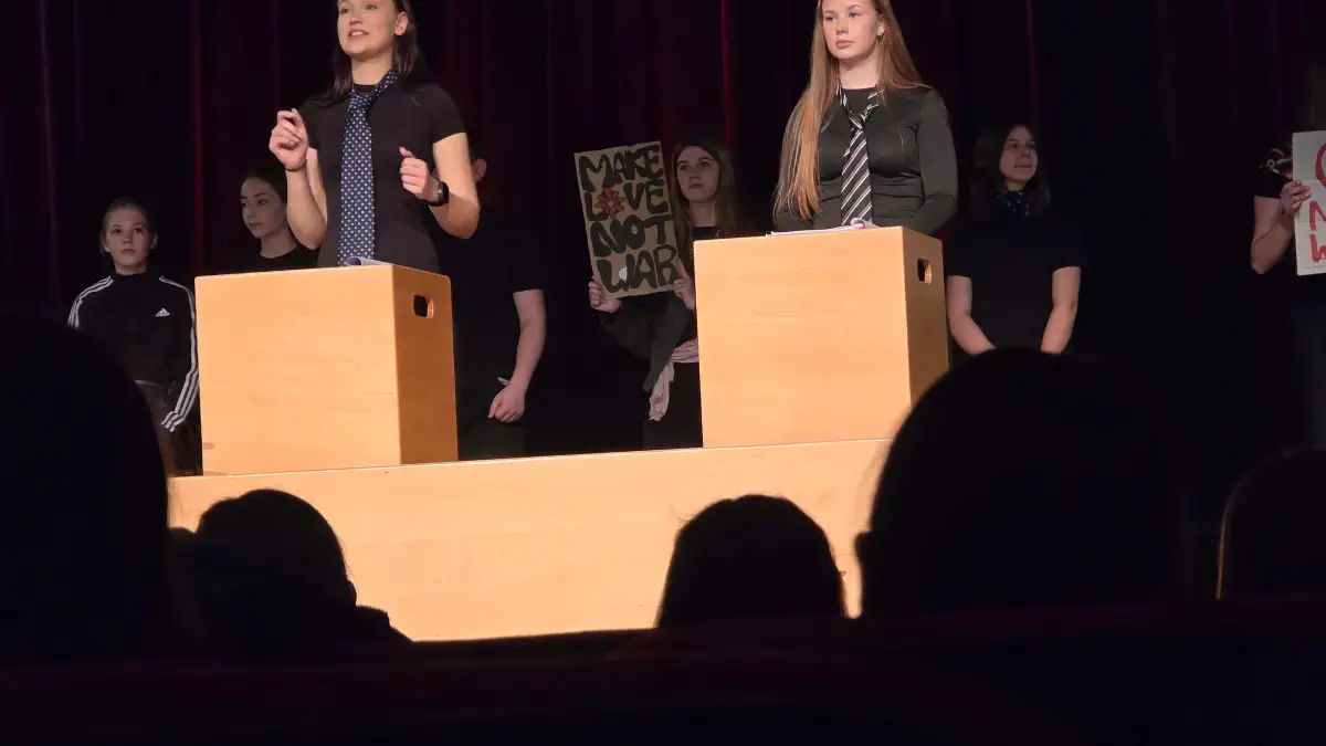 Theater in Emden: Conscription in the classroom - | and on stage