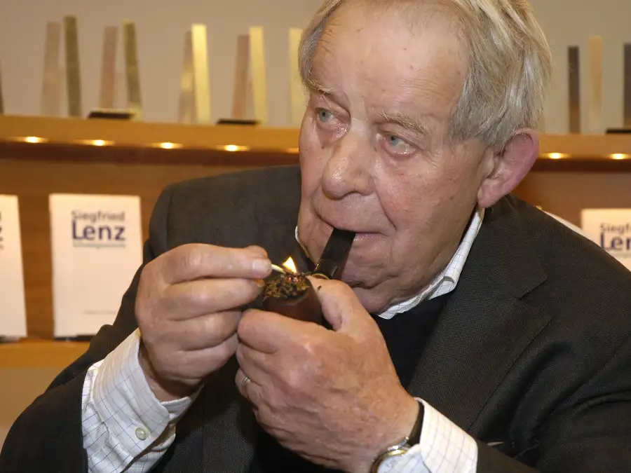 Βιβλιογραφία: Μεταξύ καπνού και κέικ ώρας