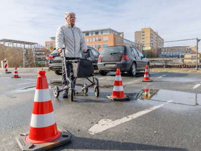 Verkehrsprobleme am Klinikum Wilhelmshaven: Stadt geht gegen Falschparker an Baugrube vor und will Wege verbessern