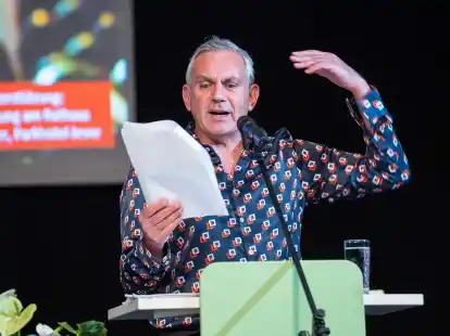 Ο Wladimir Kaminer μετέτρεψε το διάβασμα σε ένα είδος καμπαρέ σαλονιού.