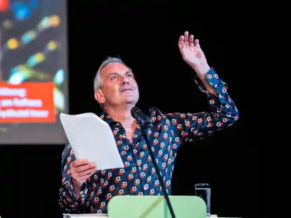 Ο Wladimir Kaminer μετέτρεψε το διάβασμα σε ένα είδος καμπαρέ σαλονιού.