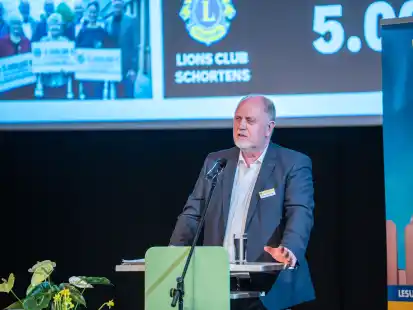 Helmut Loerts-Sabin (Lions Club Schortens) συντονίζει την παράδοση της δωρεάς.
