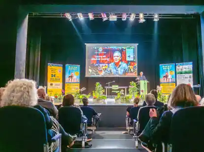 Ο Wladimir Kaminer μετέτρεψε το διάβασμα σε ένα είδος καμπαρέ σαλονιού.