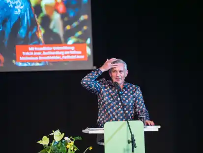 Ο Wladimir Kaminer μετέτρεψε το διάβασμα σε ένα είδος καμπαρέ σαλονιού.