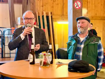 Garrels Bürgermeister Thomas Höffmann (links) und der Vorsitzende des Oldtimerclubs Nikolausdorf, Bernd Emke, beim Jubiläum zum 30-jährigen Bestehen des Vereins.