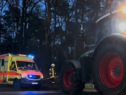 Notarztwagen im Schlamm in Aurich: Traktor befreit Einsatzfahrzeug aus  Matsch