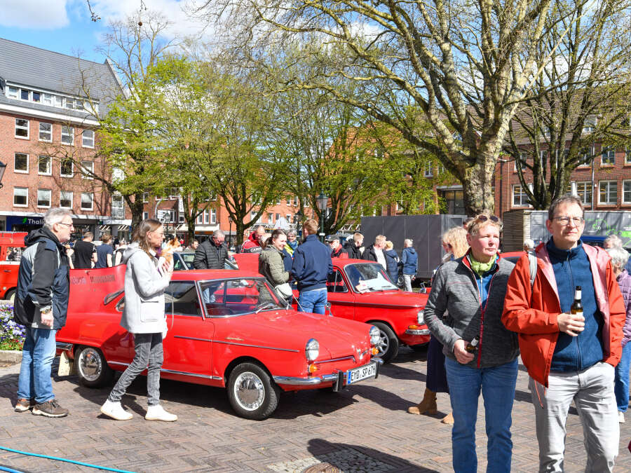 Classic car meet: US cars and gleaming classics draw thousands to Emden