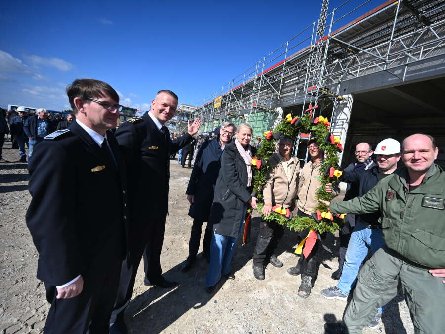 Modernization at the German Armed Forces: Topping-out ceremony in Wittmund ...