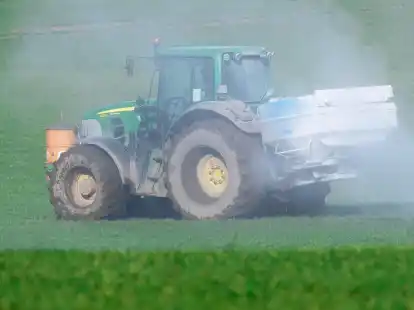 Krise auf dem Acker: Milchbauer aus Groefehn (Ostfriesland) leidet unter  Preisen fr Diesel und Dnger