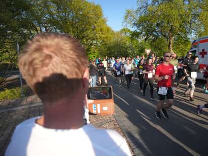 Traditionslauf von Bensersiel nach Leer: Startschuss um 19 Uhr – Die erste Ossiloop-Etappe im Liveblog