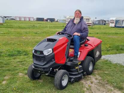 Platzwart aus Leidenschaft: Peter Müller – Das Herz des Harlesieler Campingplatzes