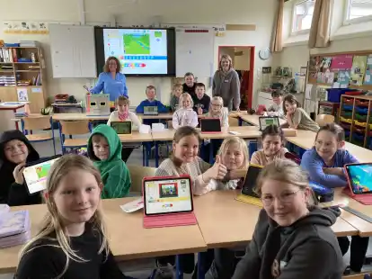 &bdquo;Daumen hoch&ldquo; f&uuml;r den Workshop gab es von den Drittkl&auml;sslern: Gemeinsam mit den Digital Coaches (hinten, links) Martina Schr&ouml;der und Lina Schnieders (hinten, rechts) programmierten sie ihre eigenen Spiele.