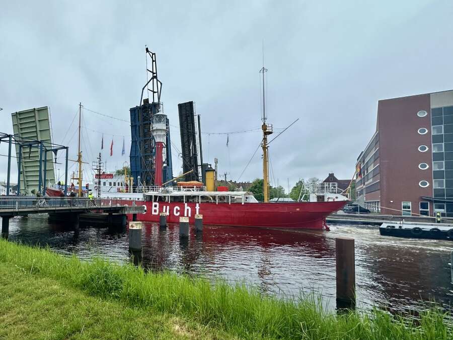 Das rote Wahrzeichen von Emden bekommt neuen „TÜV“ und wird repariert