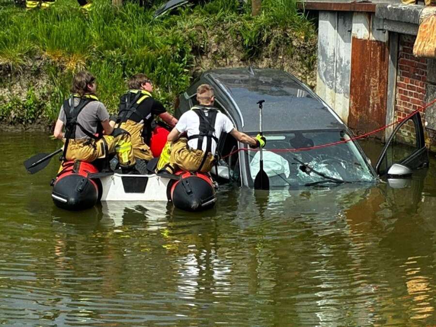Mutiger 72-Jähriger rettet 16-Jährige aus versunkenem Auto