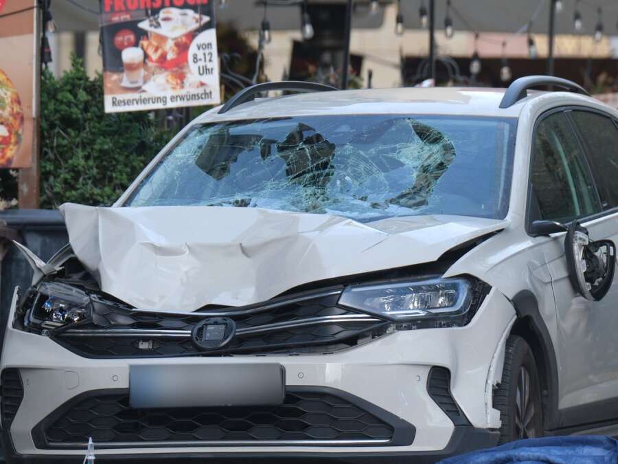 Pedestrian zone in Leipzig: Car drives into crowd - | Two dead ...