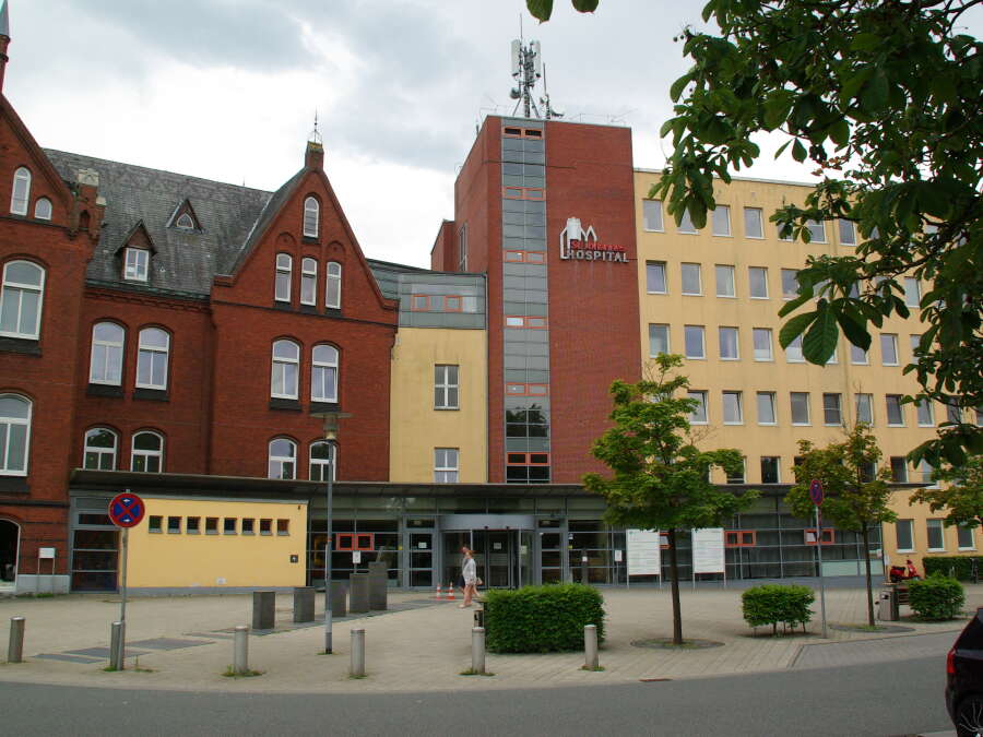 Allegation of sexual coercion: Chief physician from Varel fights ...