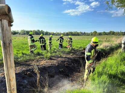 Einsatz in Jever: Feuerwehr bekämpft Vegetationsbrand im Moorland – Herausfordernder Untergrund