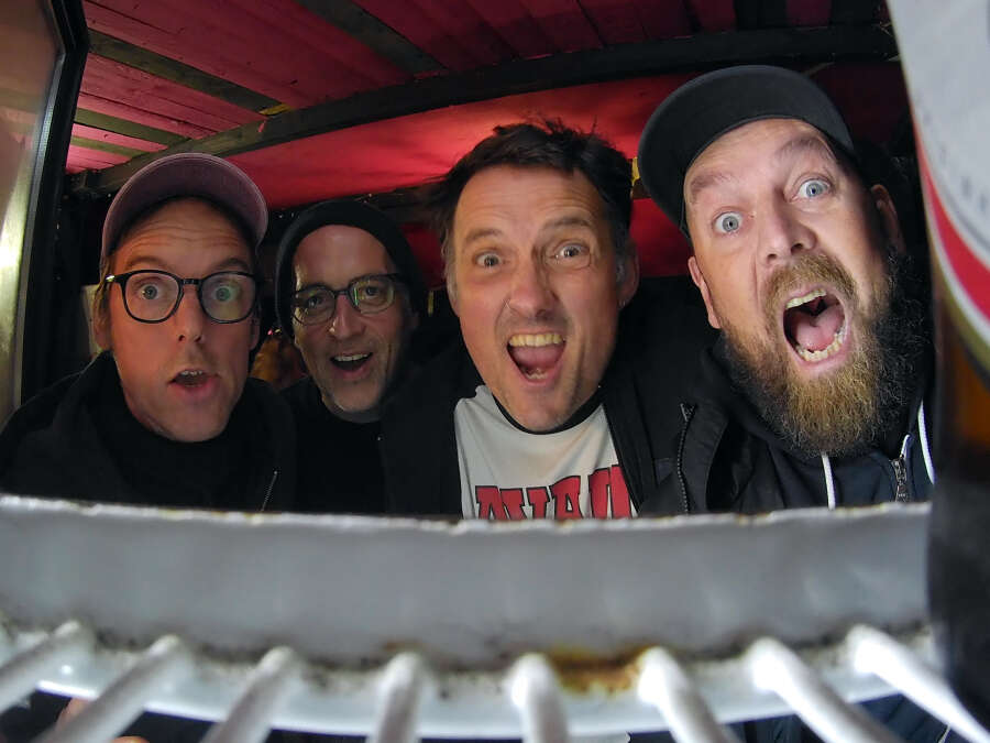 Punklok-Preview in Jever: Gitarren, Schweiß und Rebellion im Lokschuppen