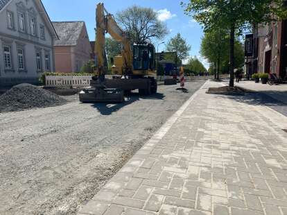 Bahnhofstraße in Esens: „Sökerkreuzung“ für Asphaltierung gesperrt – Blanke Nerven bei Anliegern