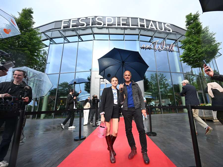Weltpremiere in Emden: Filmfest eröffnet mit Sommerlaune – trotz Regen