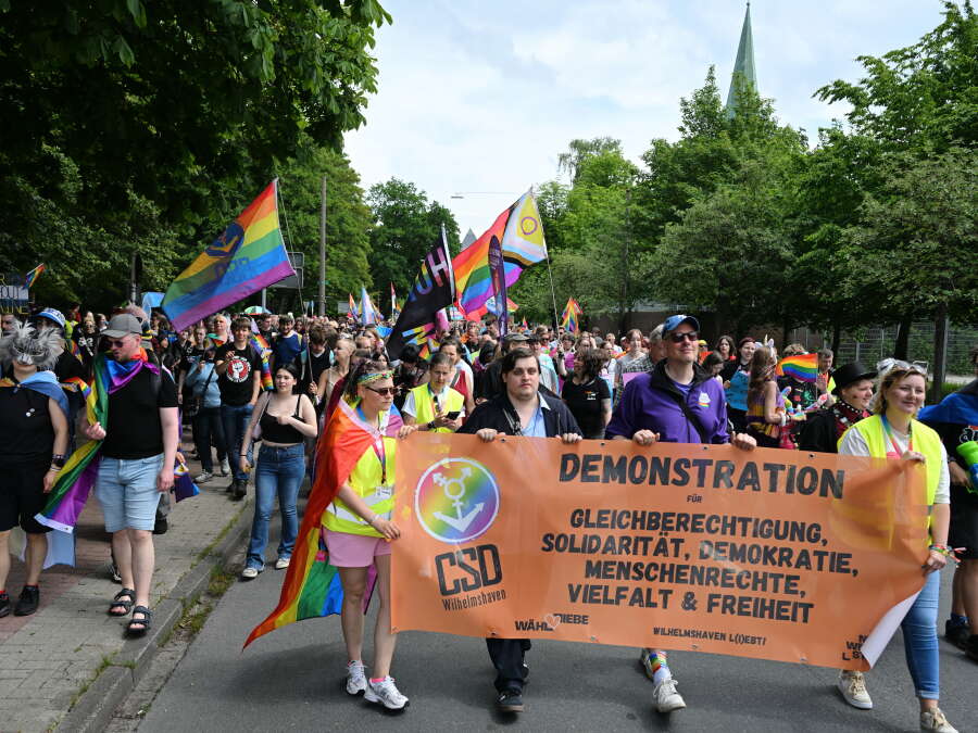 Bunte Demonstration für Vielfalt: Teilnehmer des 6. CSD in Wilhelmshaven ...