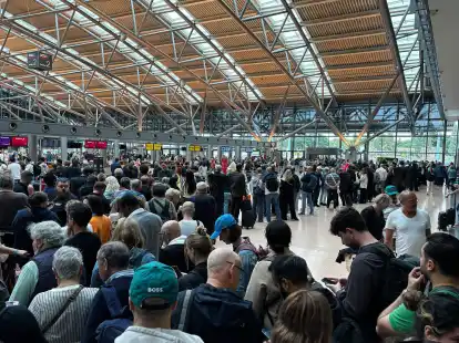 Alle Passagiere mussten den Bereich hinter den Sicherheitskontrollen verlassen.