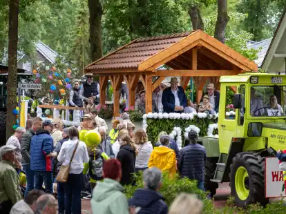 Nikolausdorf feiert sein 125-jähriges Jubiläum: Bunte Festwagen, Musikvereine und Fußgruppen zogen beim großen Festumzug am Sonntag durch den Ort, den zahlreiche Zuschauer an der Strecke verfolgten.