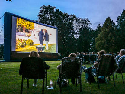 „Parkgeflüster“ in Schortens: Stadt startet mit Open-Air-Kino eine neue Veranstaltungsreihe