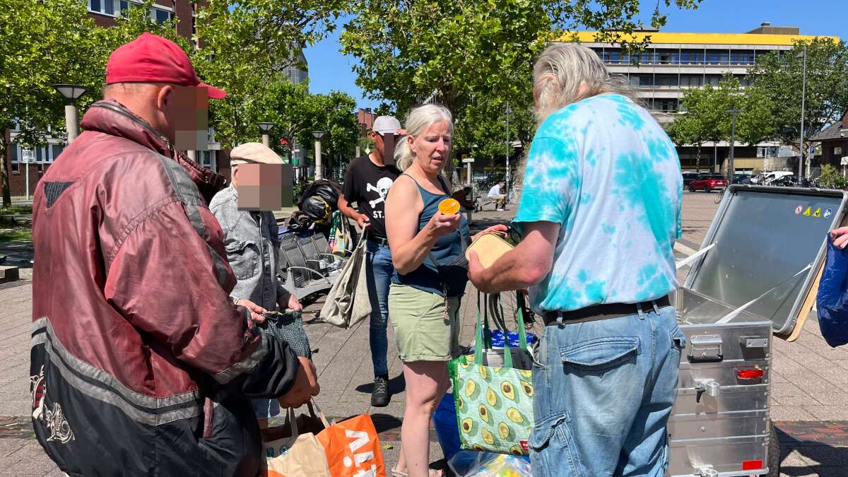 Help in Oldenburg: Homeless in the heat - | Street angels bring water ...