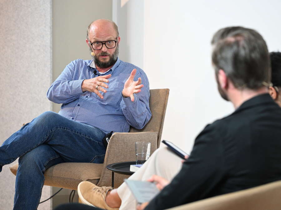 Live talk in Wilhelmshaven: Extensive research, clear stance - | How the ...