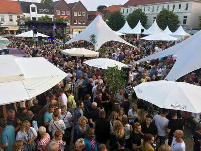 Veranstaltungen in Ostfriesland: Aurichs Marktplatz verwandelt sich wieder in eine Schlemmermeile für Weinliebhaber