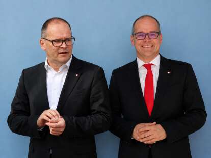 Sommerreise von Grant Hendrik Tonne (SPD): Wirtschaftsminister gerät bei Besuch in Norddeich ordentlich ins Schwitzen