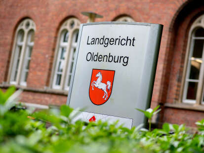Betrugsprozess in Oldenburg: Schuldnerberater aus Wilhelmshaven soll 25.000 Euro von Klienten unterschlagen haben