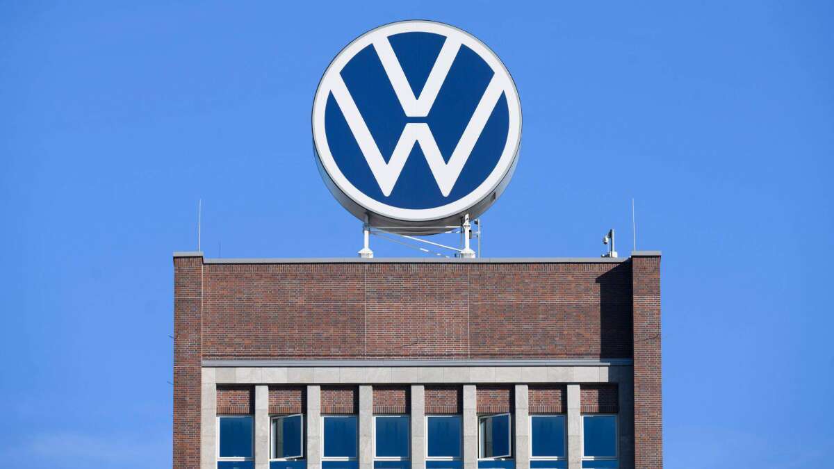 Second quarter: VW profit plunges by a third - | Sales forecast lowered