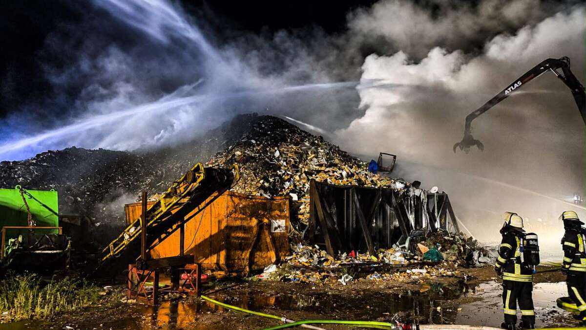 Im Gewerbegebiet Ellerbrocker Straße: Großbrand auf Schrottplatz in ...