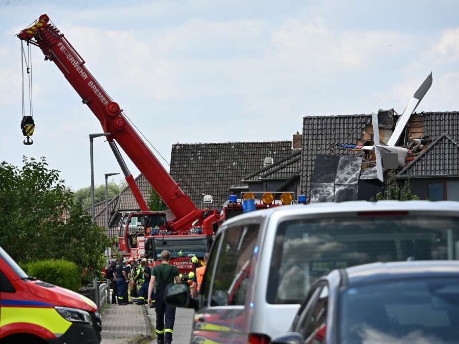 Ganderkesee: Sports plane crashes into house - | Pilot dead ...