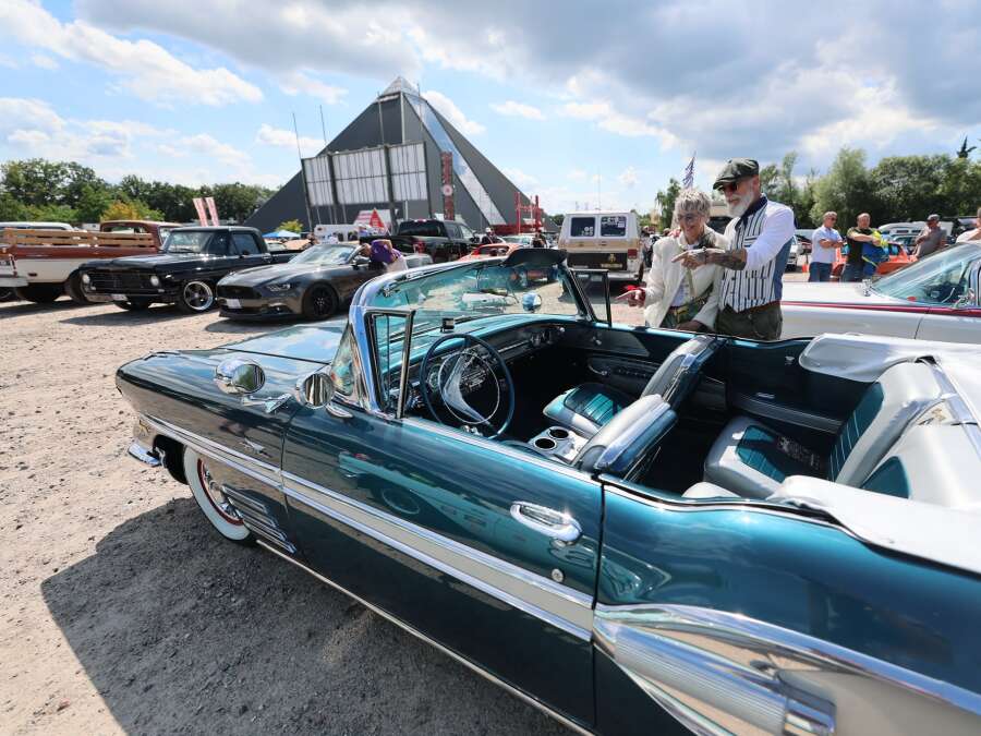 „Big Bumper Meet“ in Oldenburg: Besucher lassen sich von Dodge ...