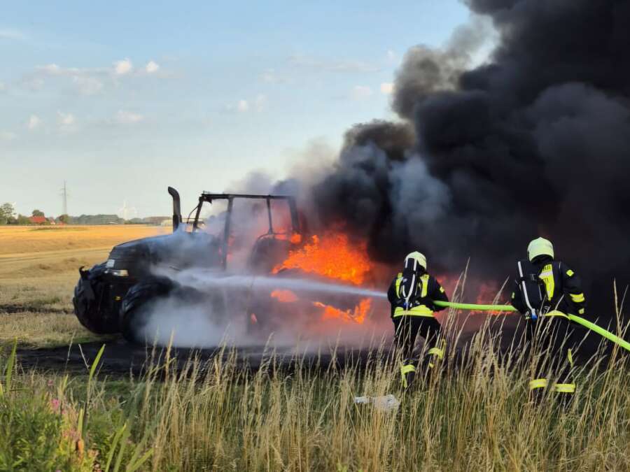 Einsatz in Ostfriesland: Feuer auf Feld bei Wittmund – Rundballenpresse ...