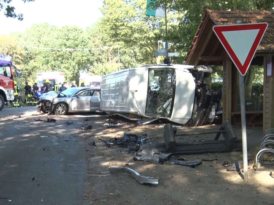 Accident in Lindern: Van crashes into boulder - | 23-year-old passenger ...