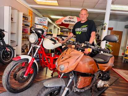 100 Jahre Geschichte: Zweiräder, Zeitreise und Zündstoff – Motorradmuseum in Wittmunder Innenstadt eröffnet