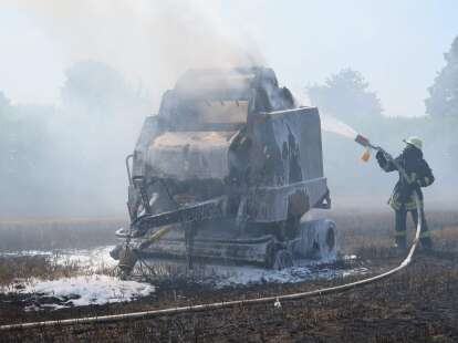 Erntebrände in Ostfriesland: Brennende Rundballenpressen – Warum Landmaschinen im Sommer zur Feuerfalle werden