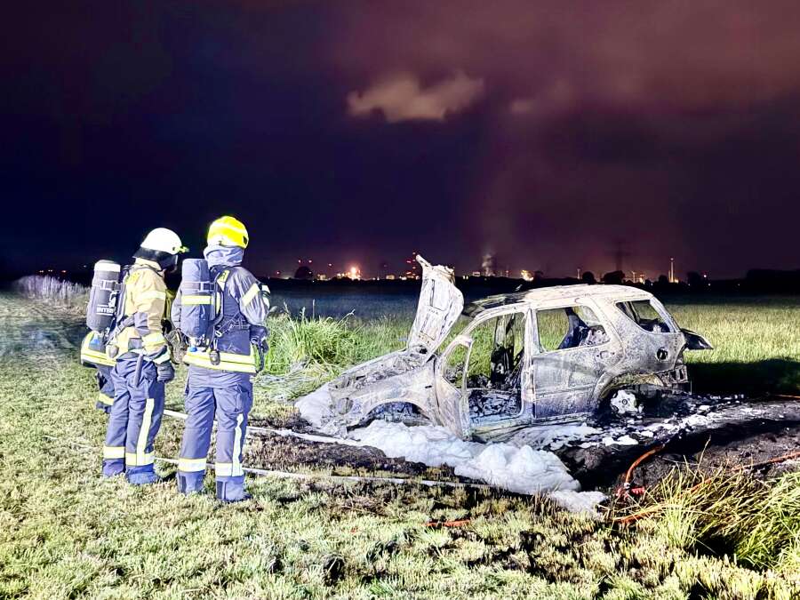 Major operation in Ganderkesee: Car burns kilometers off the road - | ...